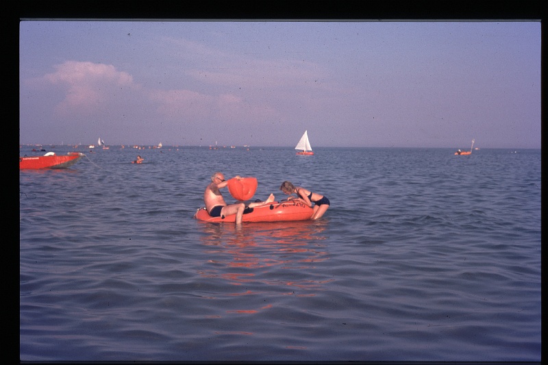 35.Bibione jul 1975 Papa,Marion.JPG